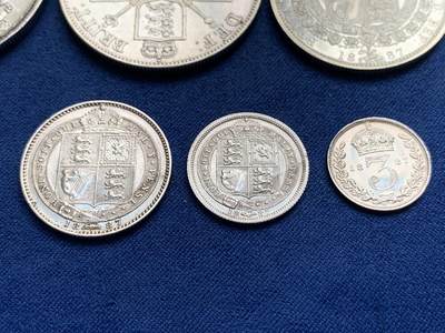 《竞宝斋》第429场 周日，周一，周二 3场连拍 （全场包邮） 七枚一组 英国1887年 维多利亚高冠银币 含马剑1克朗，双福，半克朗，福林，先令，6便士，3便士各一枚，细节不错，详见图片。