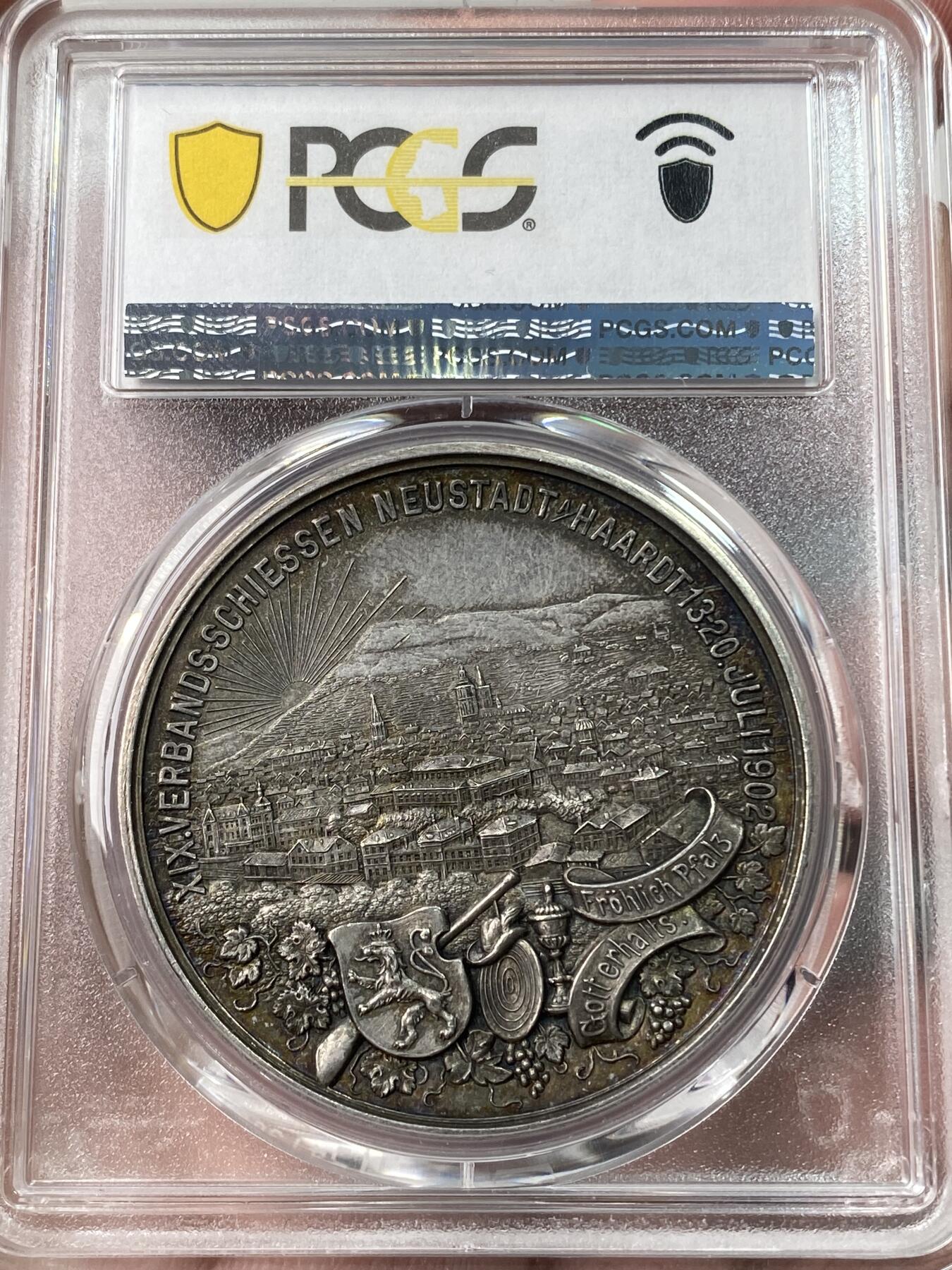 万国钱币拍卖第053期【万国秋季大拍下●周五周六两场连拍】 PCGS MS62 1902年德国巴伐利亚利奥波德摄政王皇太子日后的路德维希三世作为巴伐利亚的守护者纪念诺伊施塔特和哈尔德射击节城市景观大银章 罕见光边版 43MM 32G 少见南德厚重射击节系列 醇厚天鹅绒五彩包浆 PCGS唯一冠军分