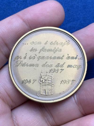 《竞宝斋》第429场 周日，周一，周二 3场连拍 （全场包邮） 小丑形象 纪念藏 背面刻有与家人共度40年字样 非常少见 23.8克 38.8mm 细节见图