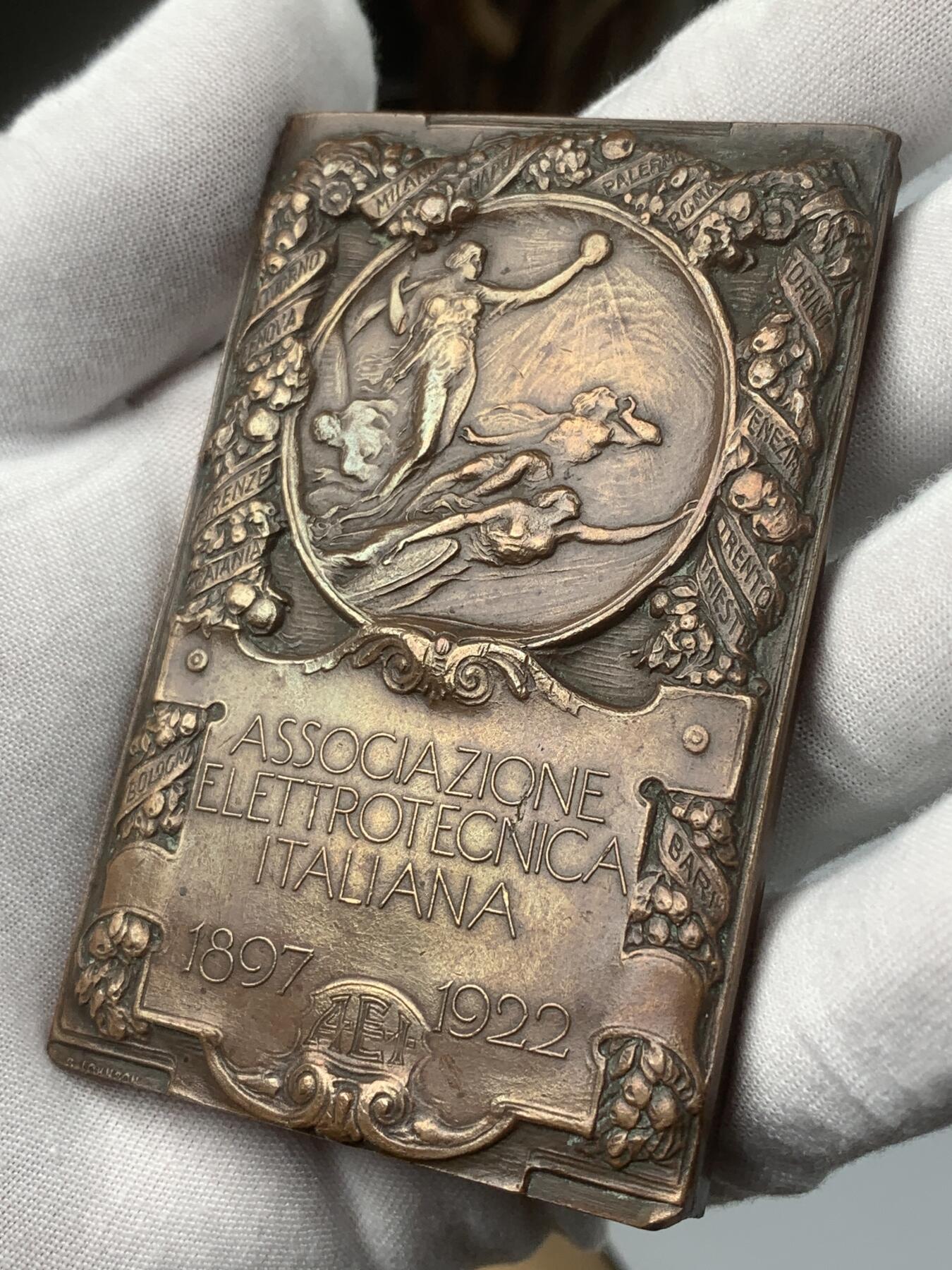 掌中浮雕-藏着的欧洲第038场 1922年意大利电力协会25周年纪念矩形铜章，56mm*84mm，重量315克，非常厚重，米兰章牌铸造商Stefano Johnson出品