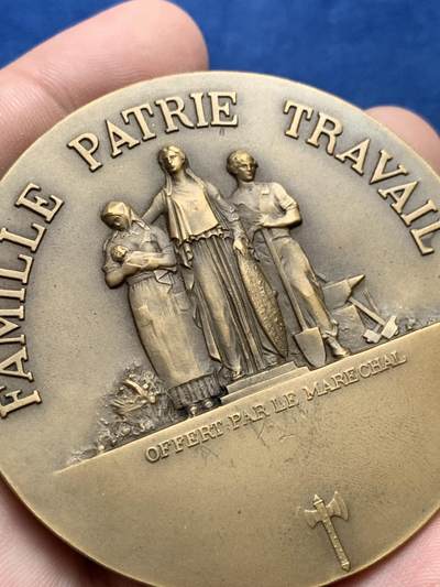 《竞宝斋》第429场 周日，周一，周二 3场连拍 （全场包邮） 1940年贝当元帅铜章 此章专赠维希政府高级行政官员（尤其是大区总督层级），1944年解放后，此类章多被持有人销毁，存世品相非常好，罕见。62.7mm，114.5克，外盒有裂，细节见图。