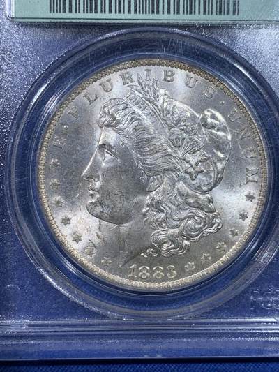 《竞宝斋》第429场 周日，周一，周二 3场连拍 （全场包邮） PCGS MS63 美国1883-O版摩根银币一元，少见绿色老盒子，底板干净，霜感十足，背面微黄油彩，很舒服的一枚