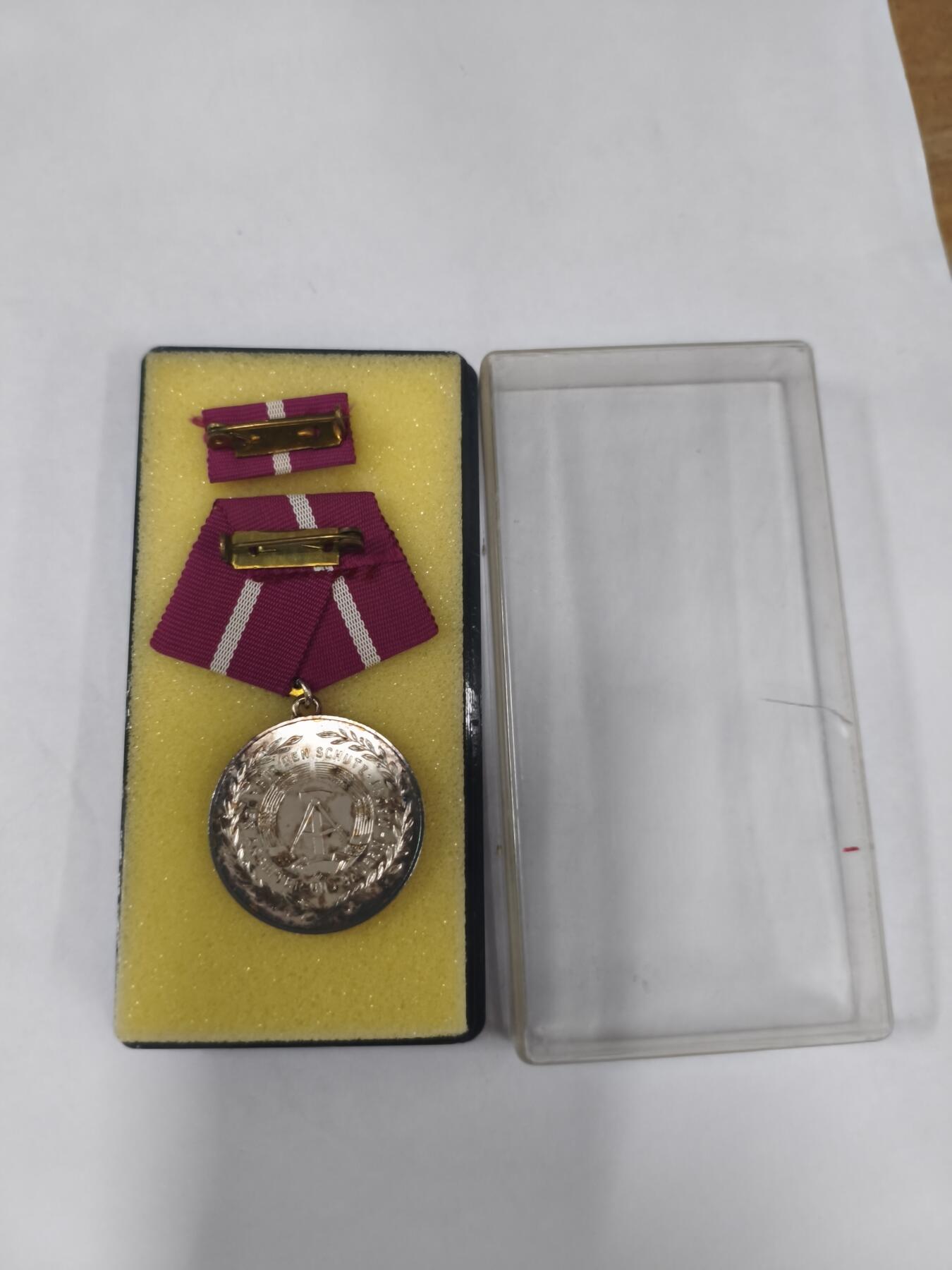 韵星假日拍卖第二十八期 -- Rimey Holidays Auction 28 民主德国银级忠诚履行民防任务奖章 带原盒略