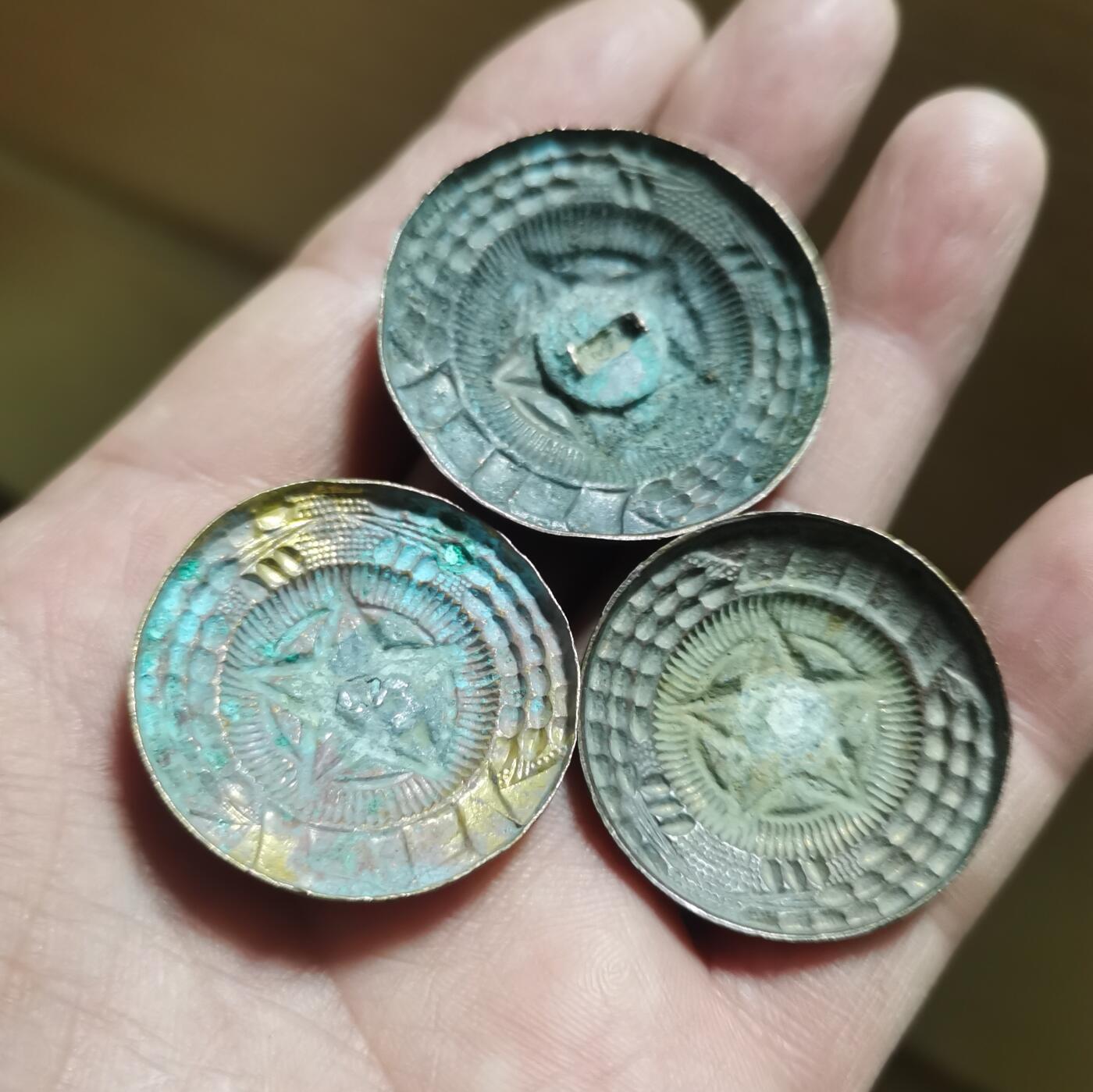 朝鲜老帽徽一组3枚同出