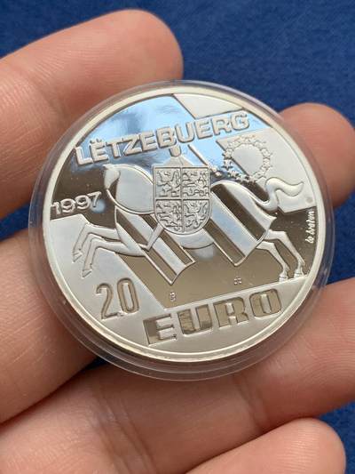 《竞宝斋》第429场 周日，周一，周二 3场连拍 （全场包邮） 卢森堡 1997年 本土诗人兰兹 20欧元精制银币  背面盾徽大马剑，有氧化，重量23克。
