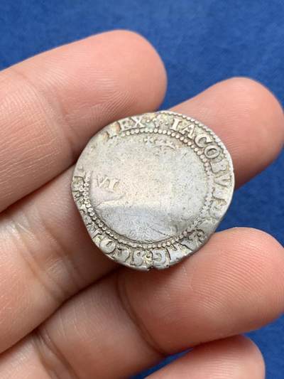 《竞宝斋》第429场 周日，周一，周二 3场连拍 （全场包邮） 英格兰1604年詹姆斯一世6便士银币，早期打制币，年份和部分铭文清晰可见。币有变形，细节见图。