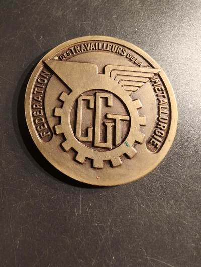老王徽章第157期 - 法国总工会金属工人工会大铜章    直径58mm.   重量83g