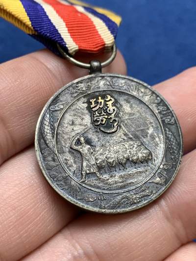 《竞宝斋》第429场 周日，周一，周二 3场连拍 （全场包邮） 肇建功劳章 总重约17.35克 细节见图