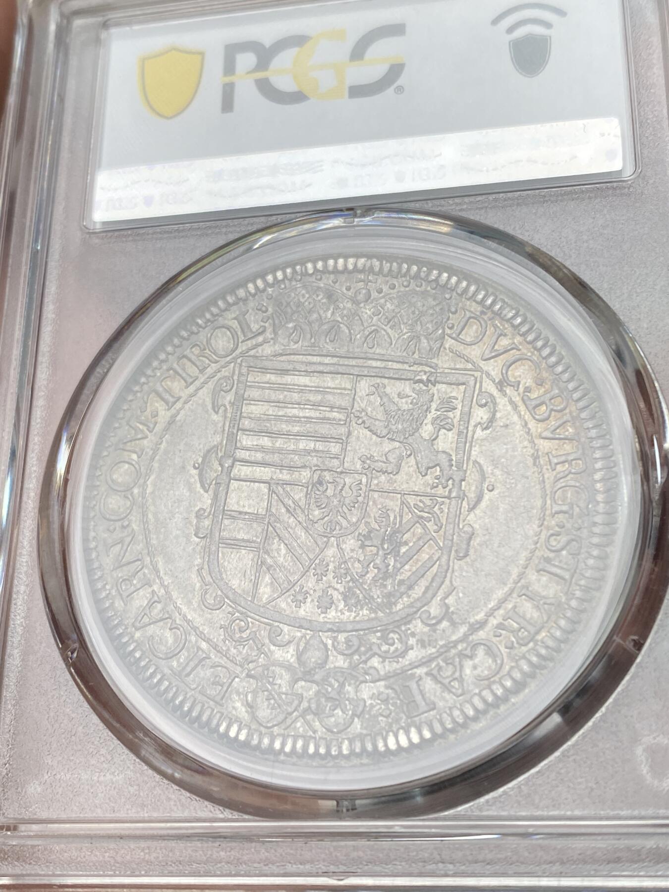 万国钱币拍卖第053期【万国秋季大拍下●周五周六两场连拍】 PCGS MS65 1620年神圣罗马帝国利奥波德五世纹章大泰勒 哈尔厂铸造 可遇不可求的BU级别神罗泰勒 均匀一色的纸袋包浆上些许蓝绿色调点缀 经过四百余年的时光洗礼依旧保持如此顶级的品相 无疑每一任藏家都对其爱护有加 PC唯一冠军分