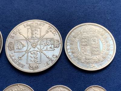 《竞宝斋》第429场 周日，周一，周二 3场连拍 （全场包邮） 七枚一组 英国1887年 维多利亚高冠银币 含马剑1克朗，双福，半克朗，福林，先令，6便士，3便士各一枚，细节不错，详见图片。