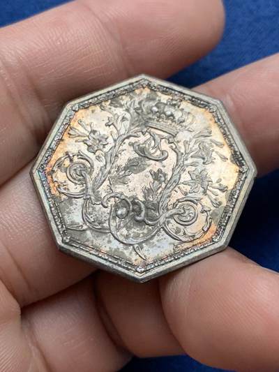 《竞宝斋》第429场 周日，周一，周二 3场连拍 （全场包邮） 法国17XX年路易十六皇家宝藏八角银质代币，原铸无边铭，31.6mm，11.85克