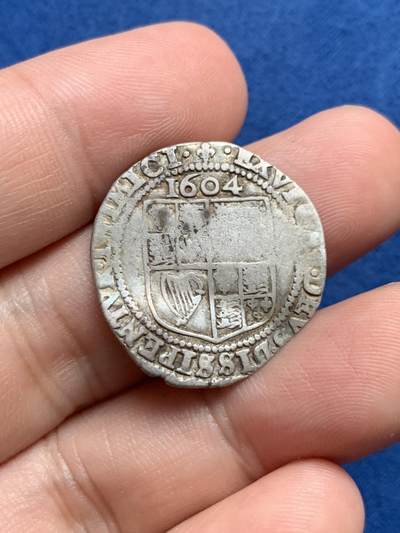 《竞宝斋》第429场 周日，周一，周二 3场连拍 （全场包邮） 英格兰1604年詹姆斯一世6便士银币，早期打制币，年份和部分铭文清晰可见。币有变形，细节见图。