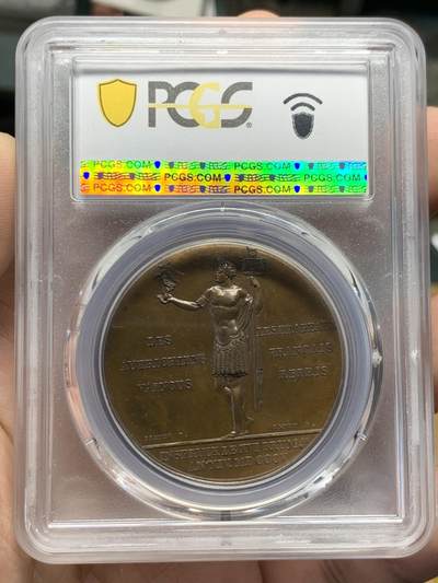 《竞宝斋》第429场 周日，周一，周二 3场连拍 （全场包邮） PCGS SP64 冠军分！法国1805年拿破仑一世攻占因斯布鲁克原铸铜章 巴黎造币厂巧克力包浆 纪念占领因斯布鲁克后从奥地利人手中夺回法国国旗，法国皇帝头戴月桂花环身着古罗马战神军袍，肌肉线条饱满身姿健硕，右手托一地球仪，胜利女神立于其上，左手持法兰西共和国旌旗，昂首胜利之姿溢于言表，精妙绝伦。加厚盒装