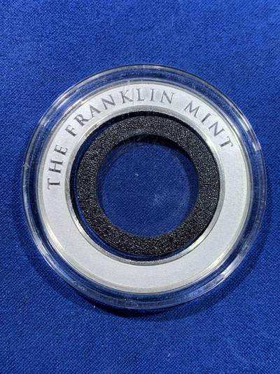 《竞宝斋》第429场 周日，周一，周二 3场连拍 （全场包邮） 富兰克林金币收纳盒 古董盒子，几十年前的产物，内含一枚银圈，重22.5克