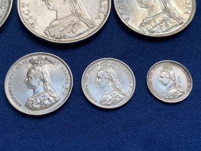 《竞宝斋》第429场 周日，周一，周二 3场连拍 （全场包邮） 七枚一组 英国1887年 维多利亚高冠银币 含马剑1克朗，双福，半克朗，福林，先令，6便士，3便士各一枚，细节不错，详见图片。