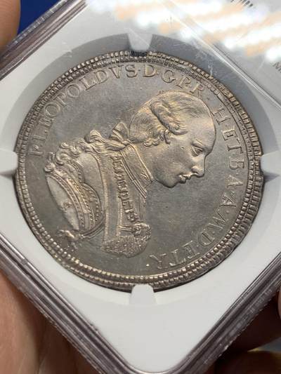 《竞宝斋》第429场 周日，周一，周二 3场连拍 （全场包邮） NGC MS61 意大利托斯卡纳大公国1789年10Pao大银币。极具潜力的品种，正面为后来当上神罗皇帝的Leopold II，身穿戎装并佩戴金羊毛骑士团徽章。背面为繁复精美的奥地利托斯卡纳混合盾徽。此时年轻的皇帝正在托斯卡纳历练。2010年一枚62分在HA拍出了2400美元落槌，算上佣金在2.1万人民币左右。当时看裸币购买，感觉有62并带PL效果。最后NGC仅给61