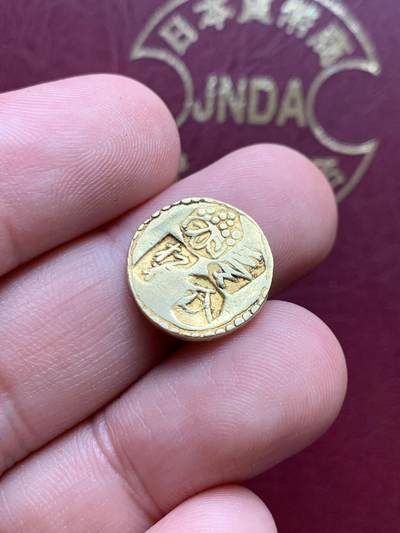 《竞宝斋》第429场 周日，周一，周二 3场连拍 （全场包邮） 日本1721年甲州金，知名度最广的日本金货之一，国内极少见，江户时代前期高品位，含金量约74%左右。带日本货币商协同组合证书，该品种中品15万日元，下品也要10万日元起