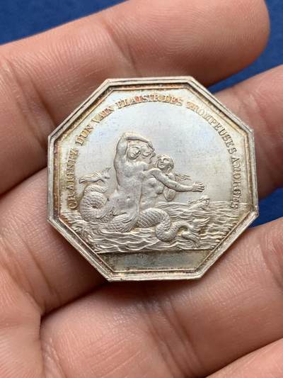 《竞宝斋》第429场 周日，周一，周二 3场连拍 （全场包邮） 法国海妖八角系列银章之二，30mm，13.85克，油灯边铭，正面为三个从水面跃出的海妖，背面为原野中奔跑的猎犬。传说海中常常能见到用歌声勾人魂魄的海妖，而海员带忠诚的狗狗上船，关键时刻会用吠叫声吓退海妖，稀少原铸