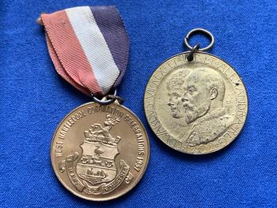 《竞宝斋》第429场 周日，周一，周二 3场连拍 （全场包邮） 英国1902年爱七登基镀金铜章+1937年乔治六世登基鎏金铜章，2枚一组，附赠镍马剑原盒+证书一套。金光闪闪，镀层状态很好。