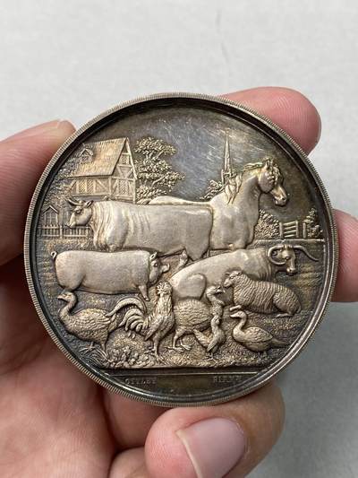 万国钱币拍卖第053期（万国秋季大拍●上） - 1869年英国农业协会颁发农业纪念大银章 巨型高浮雕 边有轻微磕碰 60.9g 53mm