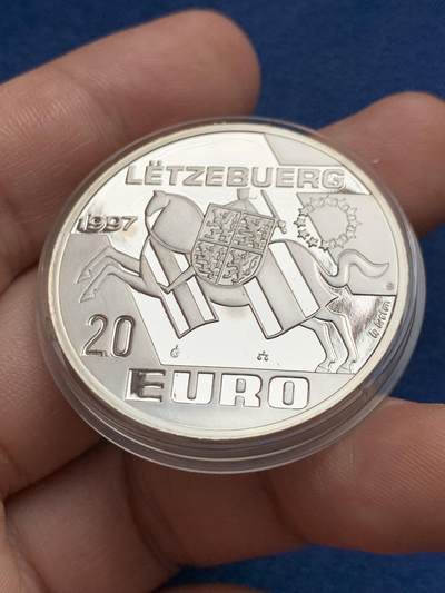 《竞宝斋》第429场 周日，周一，周二 3场连拍 （全场包邮） 卢森堡 1997年 本土诗人兰兹 20欧元精制银币  背面盾徽大马剑，有氧化，重量23克。