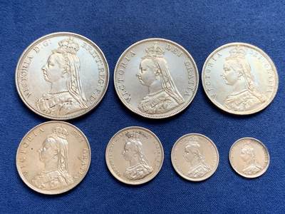 《竞宝斋》第429场 周日，周一，周二 3场连拍 （全场包邮） 七枚一组 英国1887年 维多利亚高冠银币 含马剑1克朗，双福，半克朗，福林，先令，6便士，3便士各一枚，细节不错，详见图片。