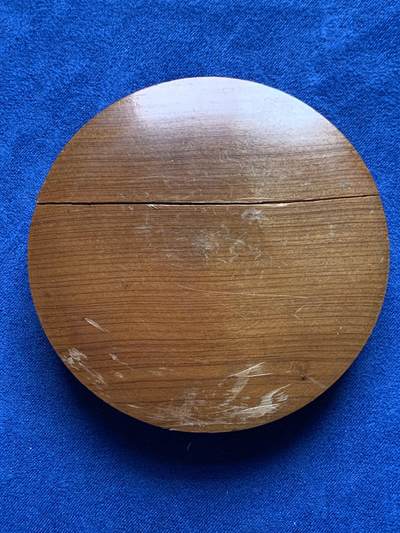 《竞宝斋》第429场 周日，周一，周二 3场连拍 （全场包邮） 1940年贝当元帅铜章 此章专赠维希政府高级行政官员（尤其是大区总督层级），1944年解放后，此类章多被持有人销毁，存世品相非常好，罕见。62.7mm，114.5克，外盒有裂，细节见图。