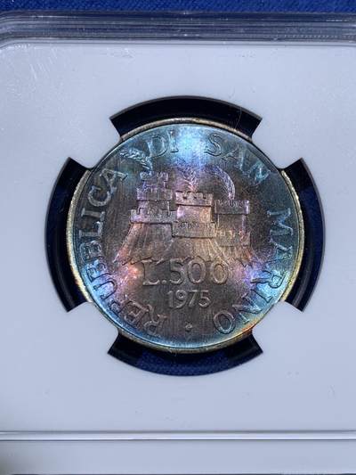 《竞宝斋》第429场 周日，周一，周二 3场连拍 （全场包邮） NGC MS66 圣马力诺1975年500里拉银币，双面蓝彩，品种基础，包浆彩不基础