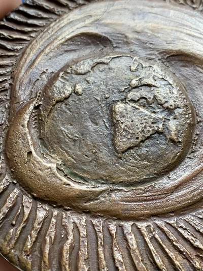 《竞宝斋》第429场 周日，周一，周二 3场连拍 （全场包邮） 超现实主义大型纪念章 背面包含日月地球 线条粗狂  超大规格 103mm 186克 不错的藏品