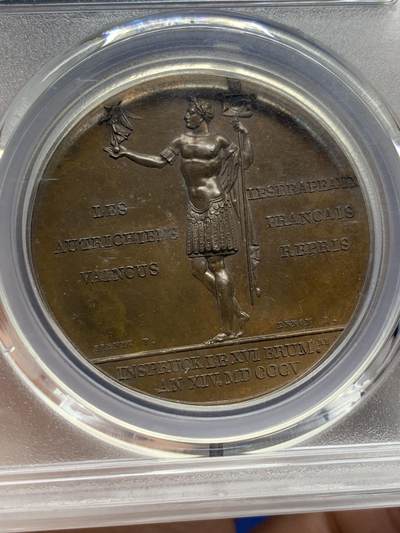《竞宝斋》第429场 周日，周一，周二 3场连拍 （全场包邮） PCGS SP64 冠军分！法国1805年拿破仑一世攻占因斯布鲁克原铸铜章 巴黎造币厂巧克力包浆 纪念占领因斯布鲁克后从奥地利人手中夺回法国国旗，法国皇帝头戴月桂花环身着古罗马战神军袍，肌肉线条饱满身姿健硕，右手托一地球仪，胜利女神立于其上，左手持法兰西共和国旌旗，昂首胜利之姿溢于言表，精妙绝伦。加厚盒装