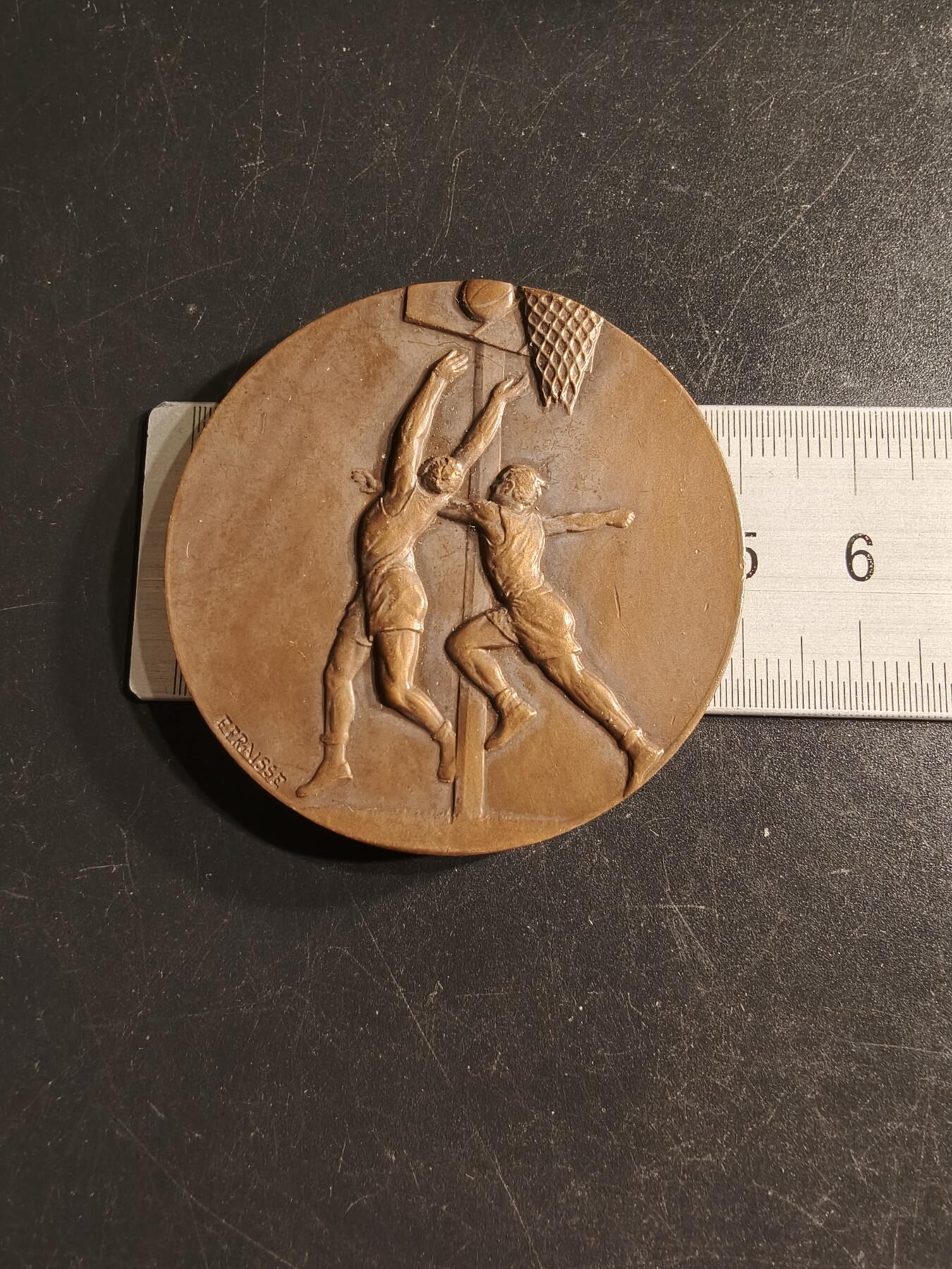 老王徽章第157期 法国篮球大铜章    直径50mm.   重量58g.     高浮雕