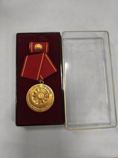韵星假日拍卖第二十八期 -- Rimey Holidays Auction 28 - 民主德国特级三等内务部武装力量忠诚服役奖章 带原盒略