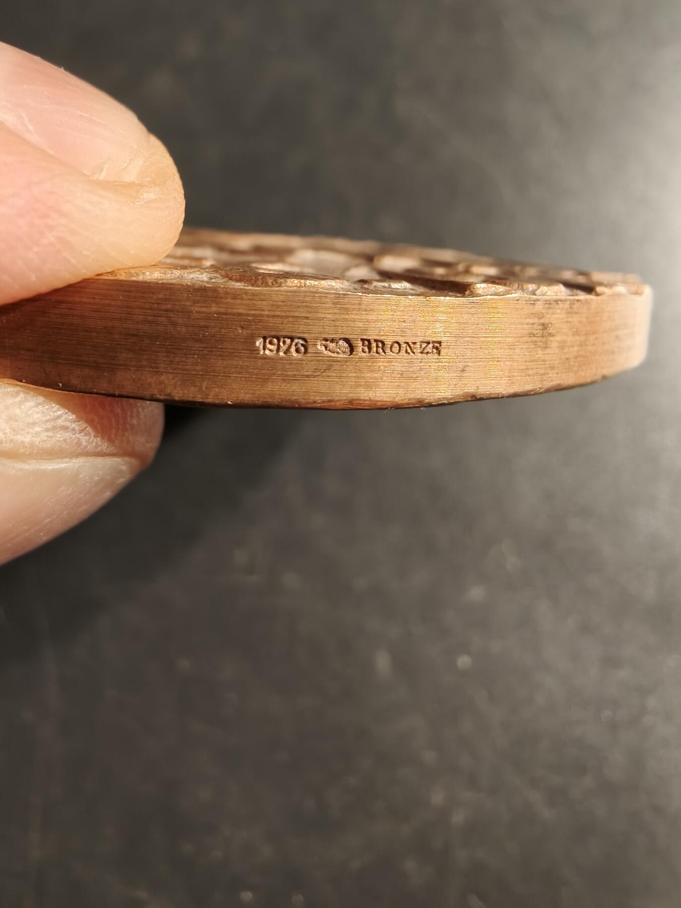 老王徽章第157期 法国SOS儿童村成立20周年大铜章     直径68mm.   重量176.3g