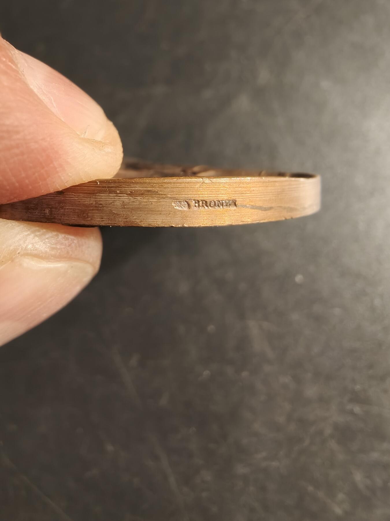 老王徽章第157期 法国篮球大铜章    直径50mm.   重量58g.     高浮雕