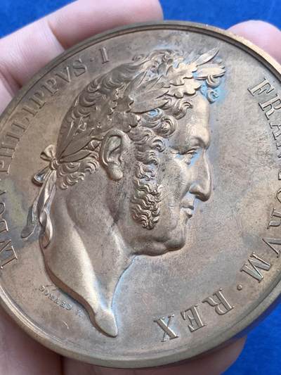 《竞宝斋》第429场 周日，周一，周二 3场连拍 （全场包邮） 路易-菲利普一世纪念拿破仑雕像重新揭幕纪念大桌牌 1968年铸 章重约206克 72.8mm 丰饶角铜标边铭