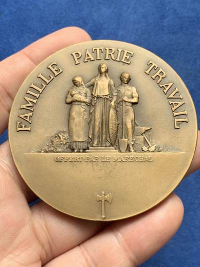 《竞宝斋》第429场 周日，周一，周二 3场连拍 （全场包邮） 1940年贝当元帅铜章 此章专赠维希政府高级行政官员（尤其是大区总督层级），1944年解放后，此类章多被持有人销毁，存世品相非常好，罕见。62.7mm，114.5克，外盒有裂，细节见图。