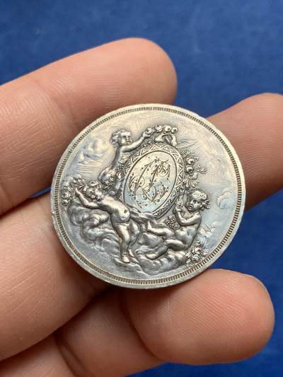 《竞宝斋》第429场 周日，周一，周二 3场连拍 （全场包邮） 名家Alphée Dubois作1888年法国三天使婚礼银章 丰饶角银  罕见品种 银标在背面 14.05克 31.2