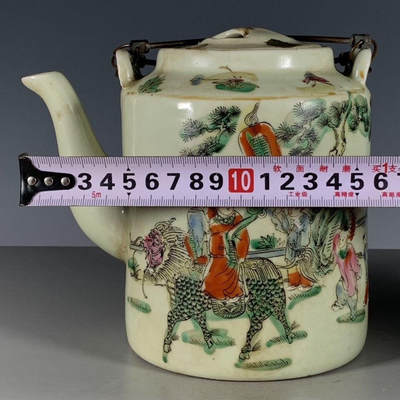 粉彩麒麟送子 人物图纹提梁壶 粉彩麒麟送子 人物图纹提梁壶
