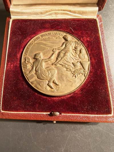 老王徽章第157期 - 法国里昂军事卫生学校大铜章     原盒     直径68mm.   重量162.9g.   高浮雕精美  