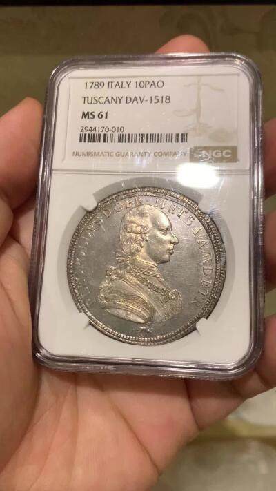 《竞宝斋》第429场 周日，周一，周二 3场连拍 （全场包邮） NGC MS61 意大利托斯卡纳大公国1789年10Pao大银币。极具潜力的品种，正面为后来当上神罗皇帝的Leopold II，身穿戎装并佩戴金羊毛骑士团徽章。背面为繁复精美的奥地利托斯卡纳混合盾徽。此时年轻的皇帝正在托斯卡纳历练。2010年一枚62分在HA拍出了2400美元落槌，算上佣金在2.1万人民币左右。当时看裸币购买，感觉有62并带PL效果。最后NGC仅给61