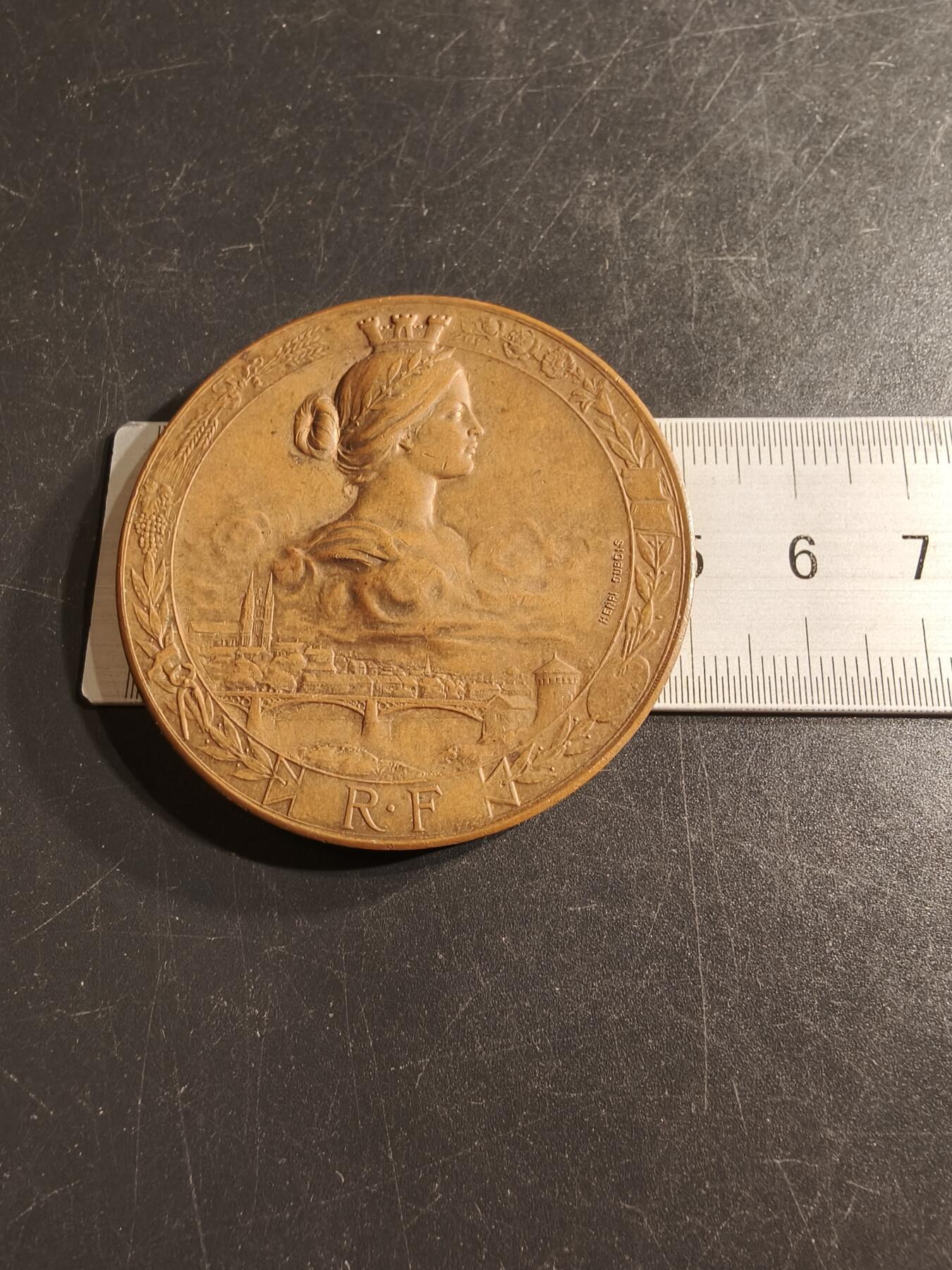 老王徽章第157期 法国1895昂热全国博览会大铜章     杜布瓦名作    直径50mm.   重量61.5g