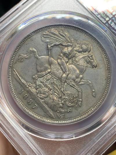 《竞宝斋》第429场 周日，周一，周二 3场连拍 （全场包邮） PCGS MS62 英国1887年维多利亚高冠马剑克朗银币，正反深灰色自然包浆，人物细节清晰，背面马剑骑士肌肉极美展现，底光均匀，同分顶级状态，不可多得的藏品