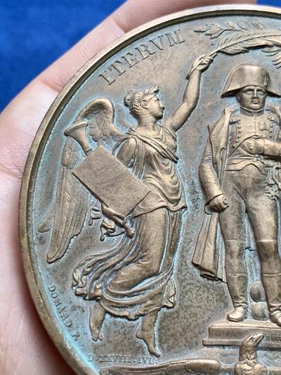 《竞宝斋》第429场 周日，周一，周二 3场连拍 （全场包邮） 路易-菲利普一世纪念拿破仑雕像重新揭幕纪念大桌牌 1968年铸 章重约206克 72.8mm 丰饶角铜标边铭