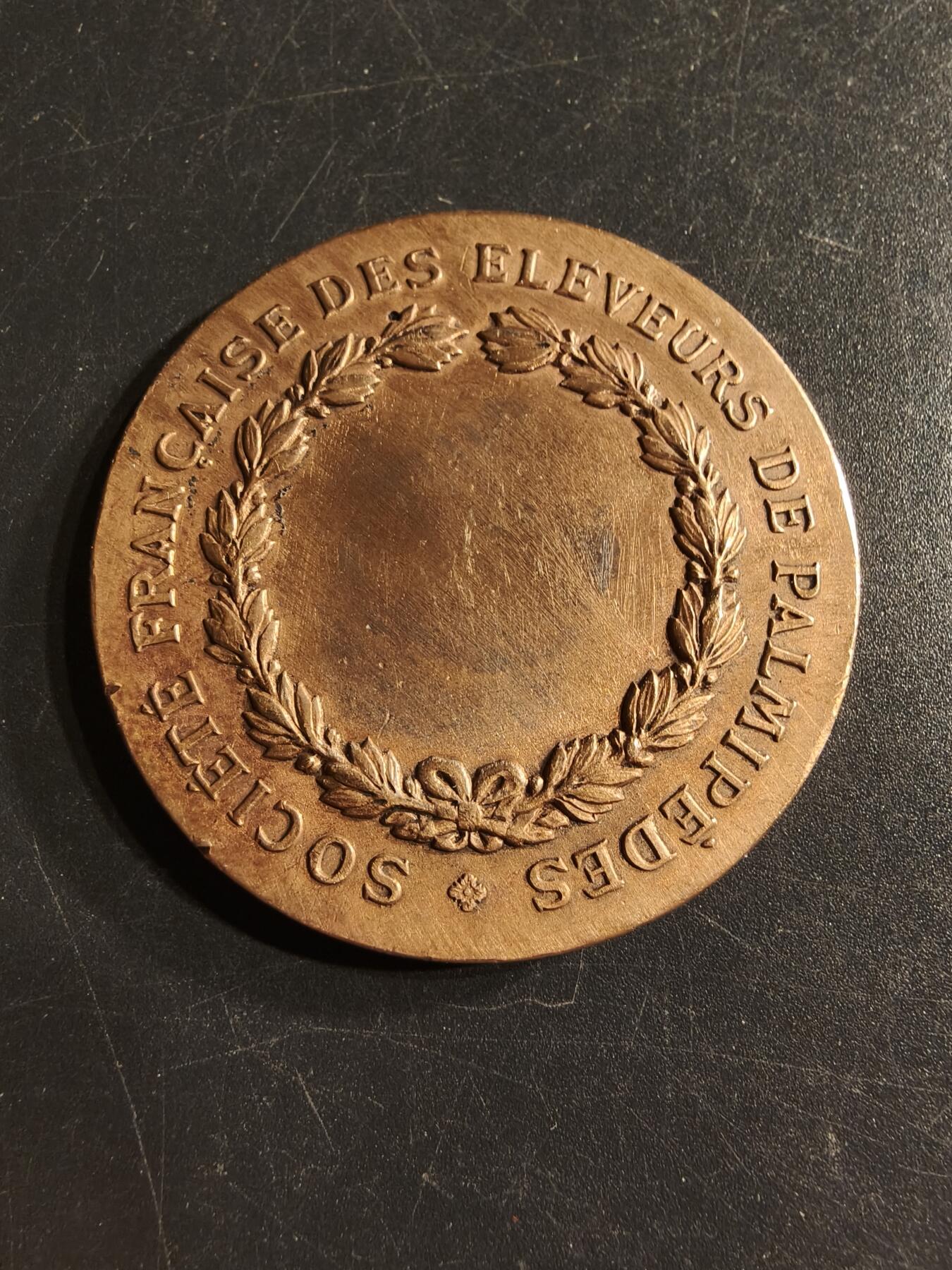 老王徽章第157期 法国掌状足禽饲养者协会镀金大铜章    直径45mm.   重量35.2g