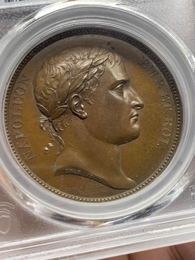 《竞宝斋》第429场 周日，周一，周二 3场连拍 （全场包邮） PCGS SP64 冠军分！法国1805年拿破仑一世攻占因斯布鲁克原铸铜章 巴黎造币厂巧克力包浆 纪念占领因斯布鲁克后从奥地利人手中夺回法国国旗，法国皇帝头戴月桂花环身着古罗马战神军袍，肌肉线条饱满身姿健硕，右手托一地球仪，胜利女神立于其上，左手持法兰西共和国旌旗，昂首胜利之姿溢于言表，精妙绝伦。加厚盒装