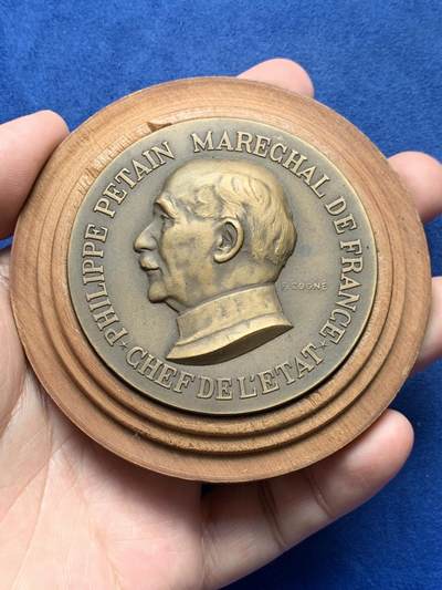 《竞宝斋》第429场 周日，周一，周二 3场连拍 （全场包邮） 1940年贝当元帅铜章 此章专赠维希政府高级行政官员（尤其是大区总督层级），1944年解放后，此类章多被持有人销毁，存世品相非常好，罕见。62.7mm，114.5克，外盒有裂，细节见图。