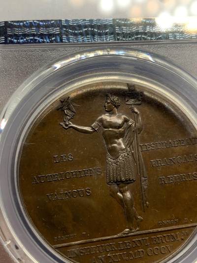 《竞宝斋》第429场 周日，周一，周二 3场连拍 （全场包邮） PCGS SP64 冠军分！法国1805年拿破仑一世攻占因斯布鲁克原铸铜章 巴黎造币厂巧克力包浆 纪念占领因斯布鲁克后从奥地利人手中夺回法国国旗，法国皇帝头戴月桂花环身着古罗马战神军袍，肌肉线条饱满身姿健硕，右手托一地球仪，胜利女神立于其上，左手持法兰西共和国旌旗，昂首胜利之姿溢于言表，精妙绝伦。加厚盒装