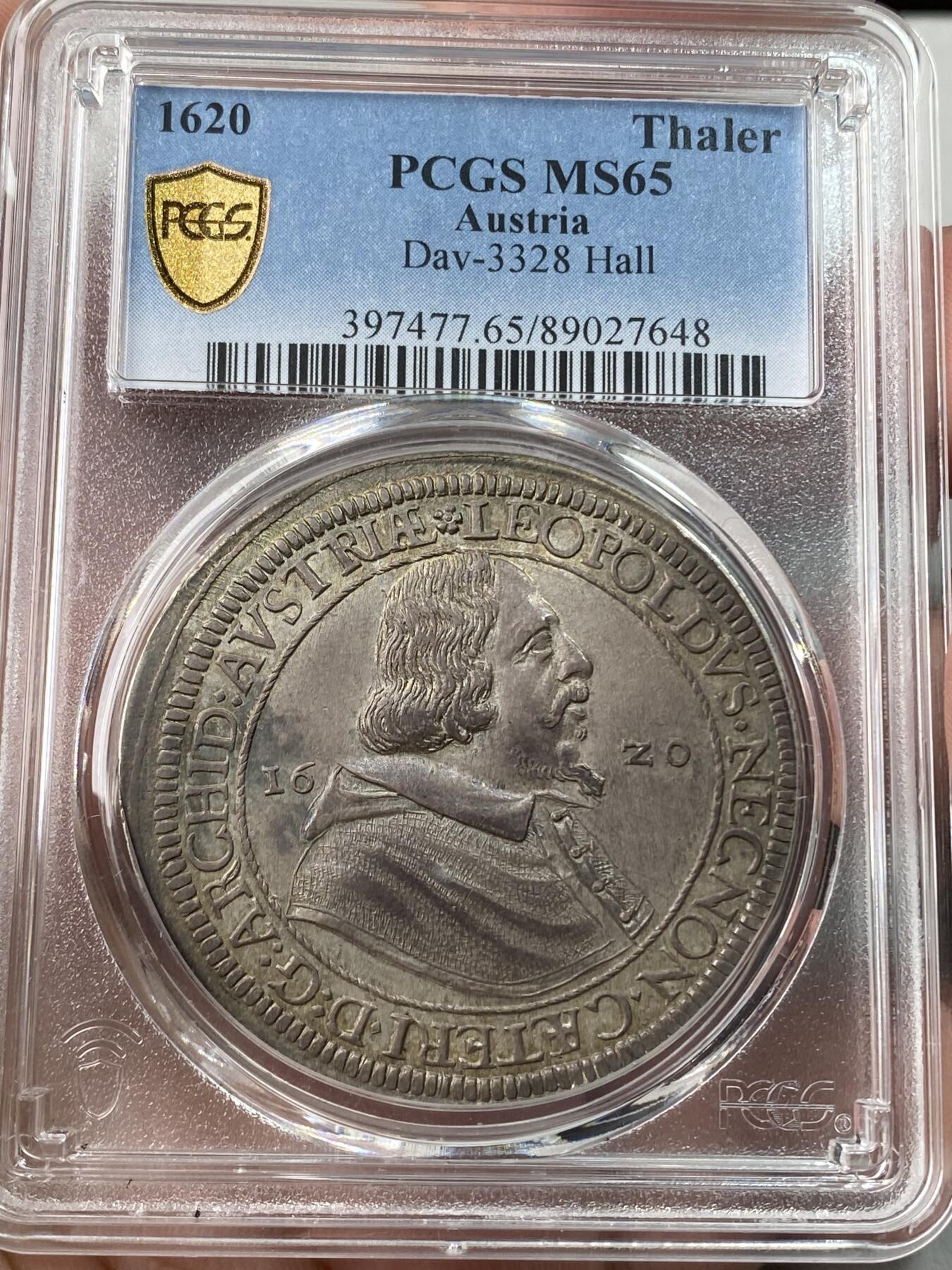 万国钱币拍卖第053期【万国秋季大拍下●周五周六两场连拍】 PCGS MS65 1620年神圣罗马帝国利奥波德五世纹章大泰勒 哈尔厂铸造 可遇不可求的BU级别神罗泰勒 均匀一色的纸袋包浆上些许蓝绿色调点缀 经过四百余年的时光洗礼依旧保持如此顶级的品相 无疑每一任藏家都对其爱护有加 PC唯一冠军分