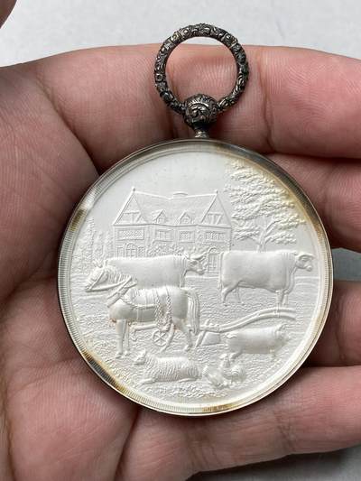 万国钱币拍卖第053期【万国秋季大拍上●周五周六两场连拍】 - 1888年英国伯明翰斯塔福德郡农业挤奶纪念大银章 整体包裹在玻璃壳中 整体喷砂保护 完全未使用状态 原盒一并  63g（含配件总重）48mm