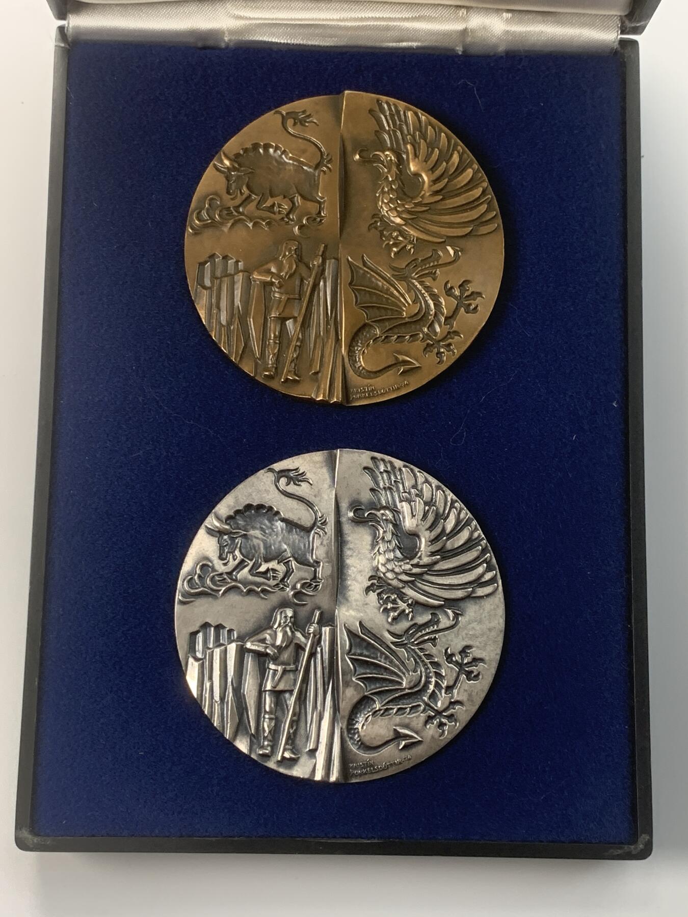掌中浮雕-藏着的欧洲第038场 1974年冰岛建城1100年纪念，原盒，银章限量发行2000枚，银章（925）70mm/300g，铜章，70mm/310g